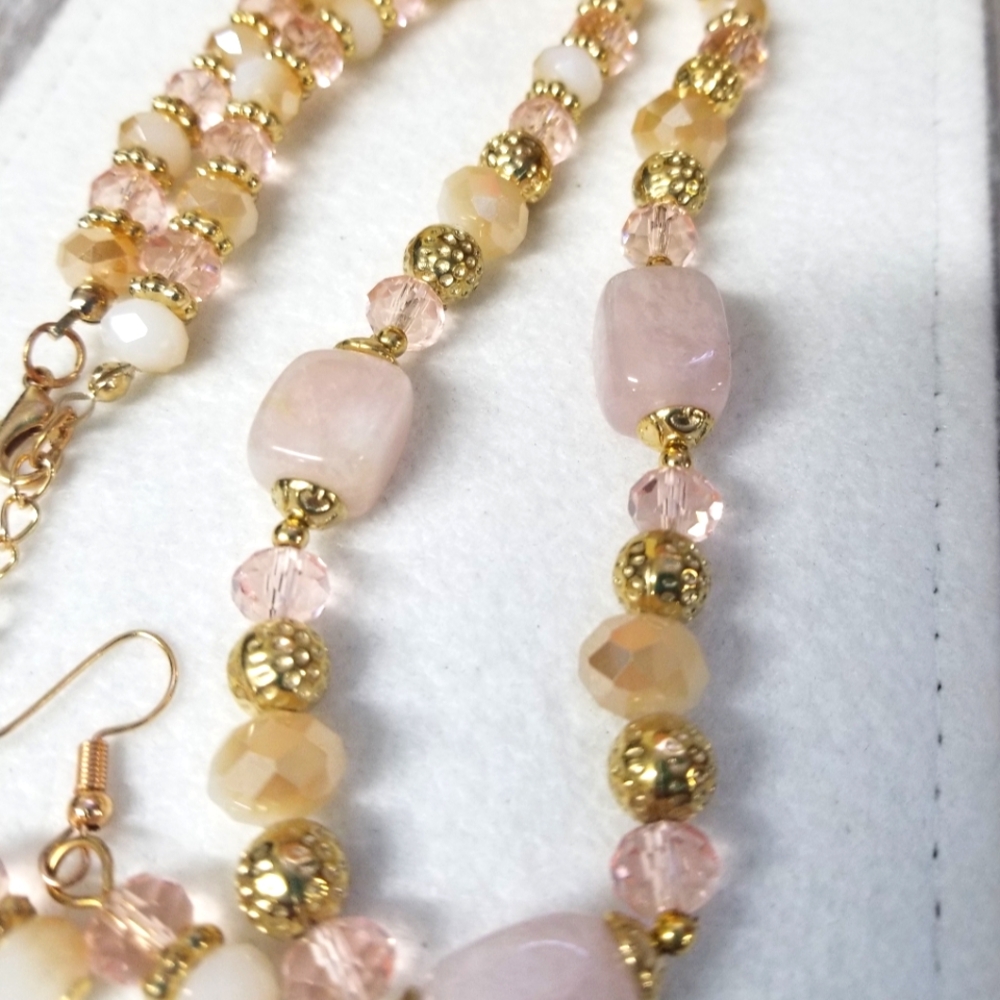 Beautiful pale pink/ goldtone jewelry set